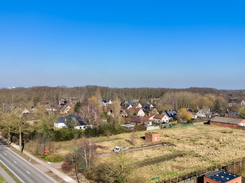Op zoek naar de ideale plek voor uw droomwoning? In Aalter, langs de Steenweg op Deinze, bieden wij twee uitzonderlijke villapercelen van meer dan 1.0