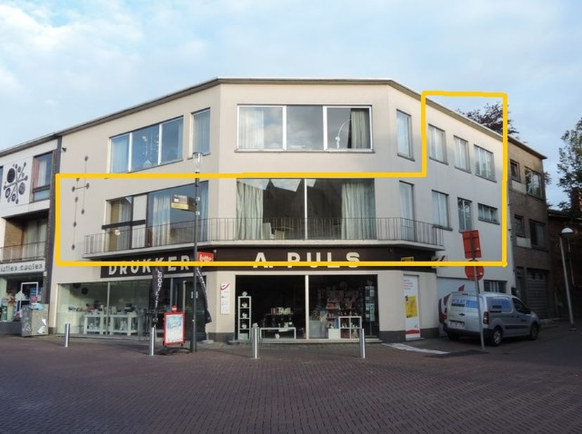 Gezellig en comfortabel duplex appartement gelegen in het centrum van Zolder. Het ruime appartement is gelegen op het eerste verdiep en is bereikbaar