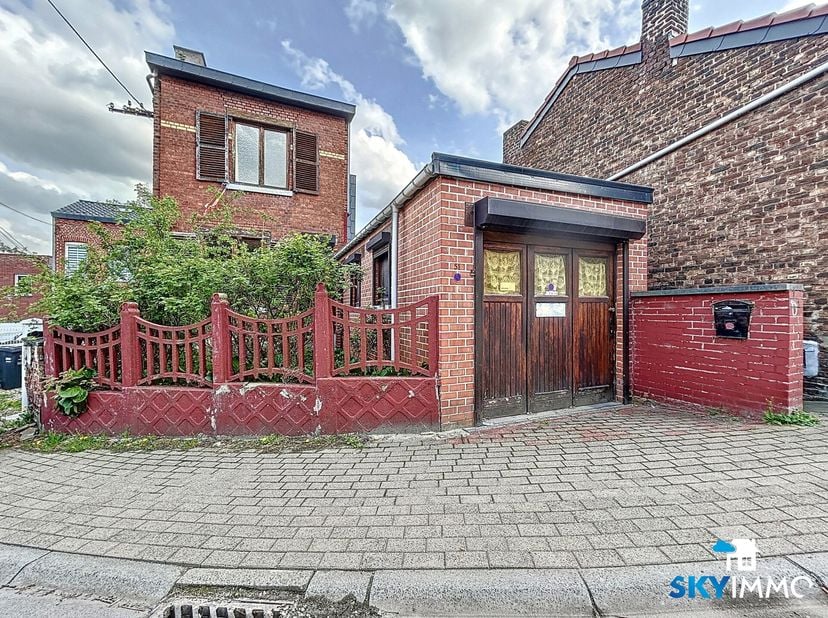 L&#039;agence SKYIMMO vous propose cette maison à haut potentiel de 3 chambres avec jardin/terrasse d&#039;une superficie totale 140m2 située dans un quartier c