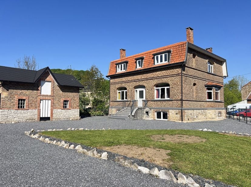 Nichée dans un environnement paisible et verdoyant, cette spacieuse maison unifamiliale de 236 m² combine le charme de la campagne avec la proximité d