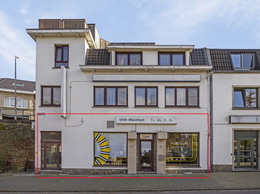 In het centrum van Tongeren, waar geschiedenis en moderne levendigheid samensmelten, biedt deze gelijkvloerse kantoorruimte een unieke kans voor onder
