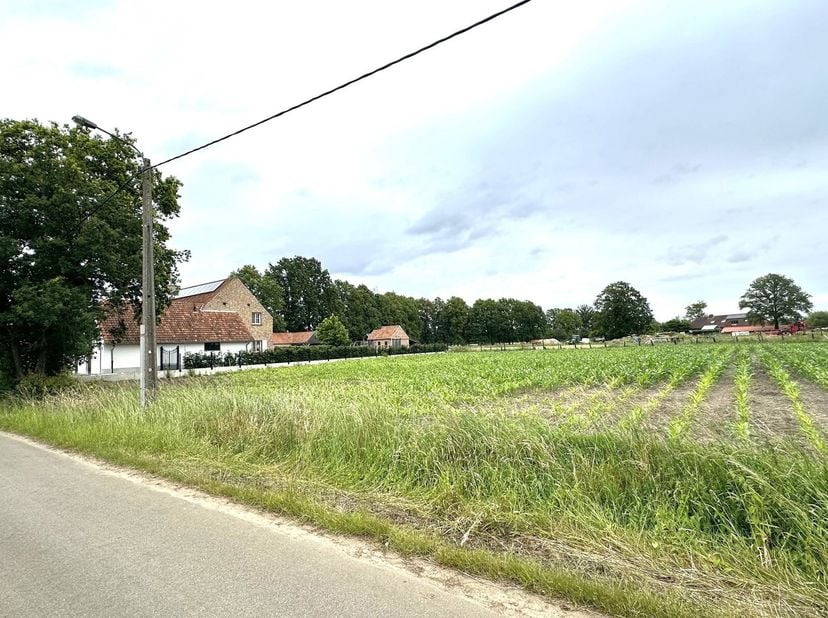 Zeer rustig en residentieel gelegen bouwperceel van 10 A 50 CA (LOT 2 op het verkavelingsplan) voor open bebouwing in een rustige straat in het landel