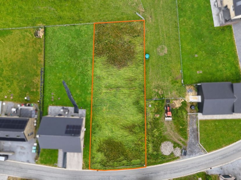 TERRAIN de ± 1054 m² :&lt;br /&gt;
 Orientation : Ouest&lt;br /&gt;
 Largeur façade : ± 53 m&lt;br /&gt;
 Profondeur : ± 18 m&lt;br /&gt;
 Relief : plat&lt;br /&gt;
 Electricité :