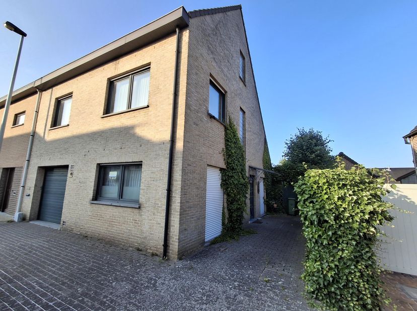 Cette maison semi-détachée a été construite en 1994 et est proposée à la vente par ses premiers propriétaires. La propriété est très bien située avec
