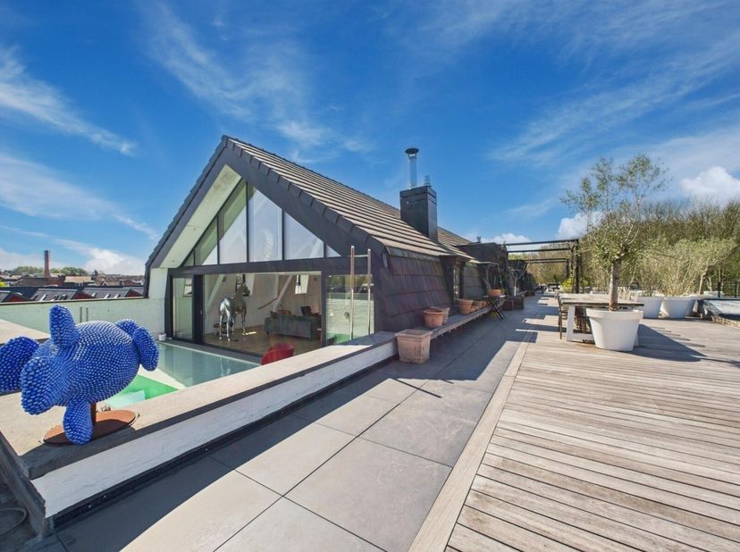 Quand le luxe flirte avec linattendu&lt;br /&gt;
Situé au sommet dun immeuble contemporain, ce penthouse unique de 500 m² habitables et plus de 350 m² de te