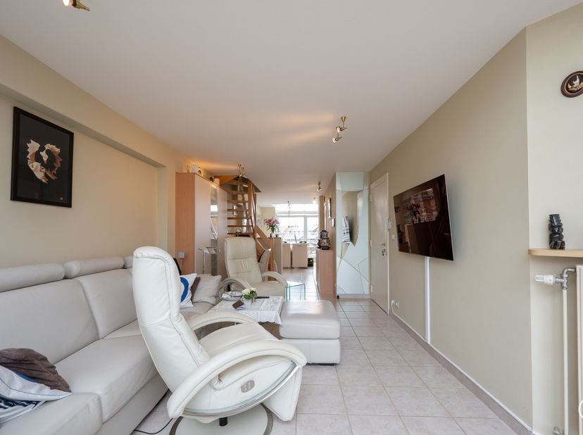 Appartement duplex prêt à emménager avec 2 chambres et de grandes terrasses situé sur l&#039;avenue Lippens.&lt;br /&gt;
Composé de :&lt;br /&gt;
hall d&#039;entrée, toilet