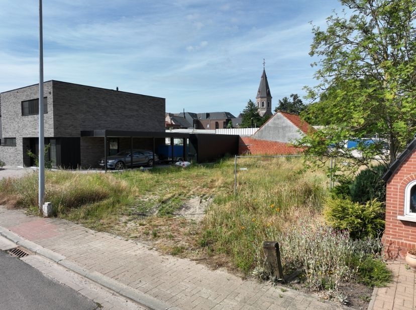In het hart van Oostnieuwkerke bieden wij een aantrekkelijke bouwgrond aan voor open bebouwing. Dit perceel met nieuwbouwwoning is beschikbaar vanaf €