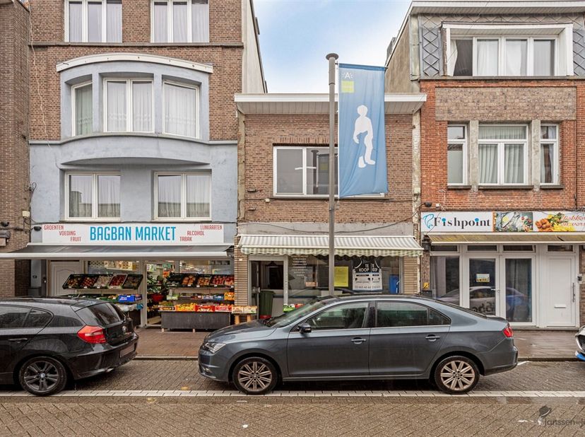 Propriété commerciale + résidentielle à rénover dans le centre de Hoboken.&lt;br /&gt;
Cette propriété est située à proximité du &quot;kiosque&quot;, le centre de Hob