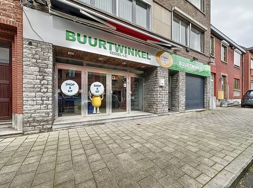 Nabij het bruisende stadscentrum van Leuven komt een winkelruimte beschikbaar, gelegen in een pand uit 1973. Met een bruikbare vloeroppervlakte van 33