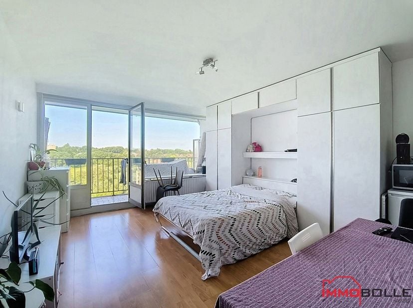 A deux pas de l&#039;hôpital Saint-Luc, du shopping de Woluwe et de toutes les facilités, beau studio de +/- 37m² (selon CPEB) + terrasse de 6m² situé au 1