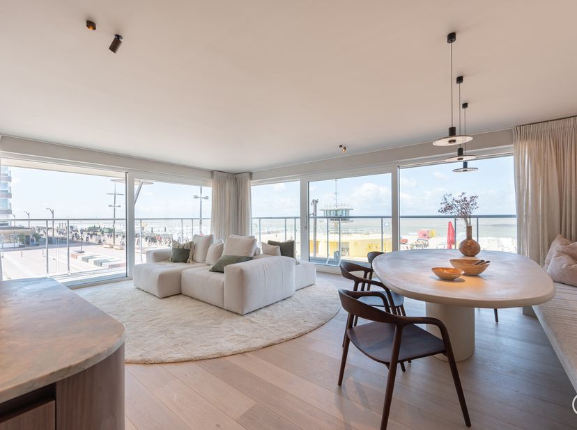 Prachtig hoekappartement met een schitterend uitzicht op zee, gelegen aan het Lichttorenplein in Knokke, vlakbij de Kustlaan waarbij u geniet van het