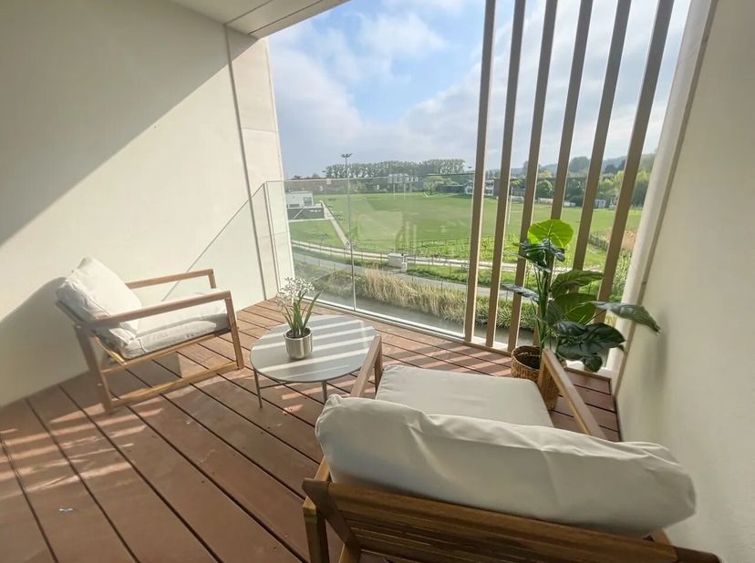 Ontdek dit lichtrijke nieuwbouwappartement gelegen op een rustige, maar centrale locatie in  Oudenaarde, direct aan de oevers van de Schelde. Het stad