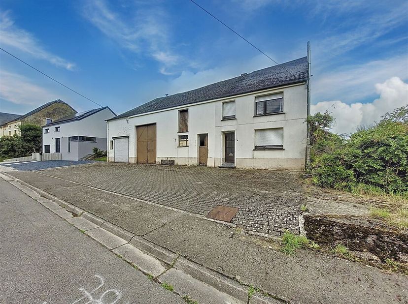 W Immobilière vous propose dans le charmant village de Hachy, une maison d&#039;habitation avec grange avec un fort potentiel d&#039;aménagement et de transform