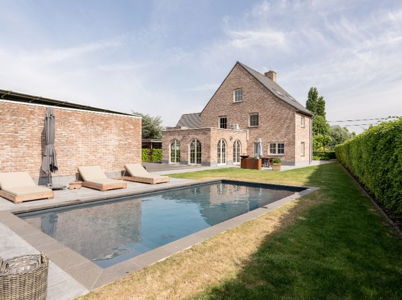Welkom in deze stijlvolle en vrijstaande villa, verscholen in een vredige straat in een bijzonder fijne buurt. Deze warme thuis combineert elegantie e