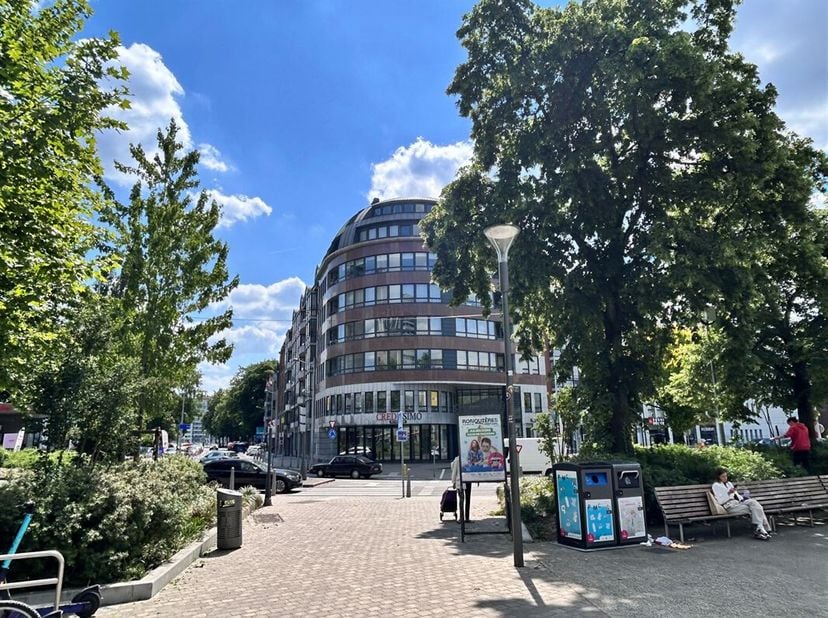 OPPORTUNITE HYPERCENTRE -  Situé en plein coeur de Liège, à quelques mètres à pied du centre-ville et de ses nombreux commerces, ce lumineux apparteme