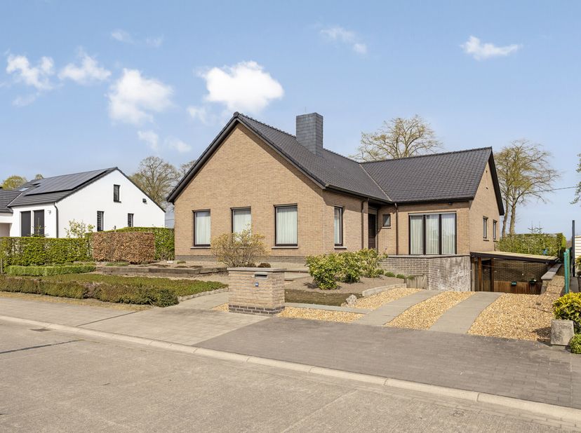 In de rustige Bloemenwijk in Oostkamp bevindt zich deze op te frissen bungalow te koop op een royaal perceel 1000 m² en combineert het comfort van gel