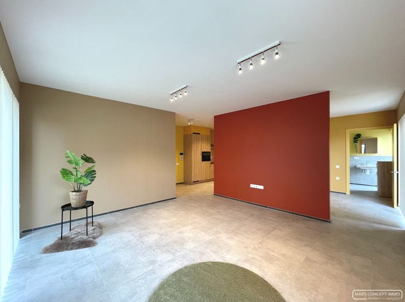 Een nieuwbouw studio met veel lichtinval van 60m² bestaande uit een woongedeelte met keuken, één aparte slaapkamer en een badkamer met inloopdouche, l
