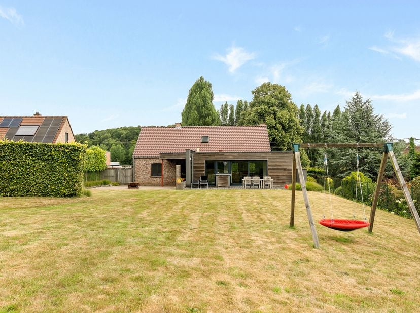 Deze charmante perfect onderhouden fermette met extra weide geniet van een prachtig ZICHT op groen, alle rust en privacy.Rustgevende mooie groene omge