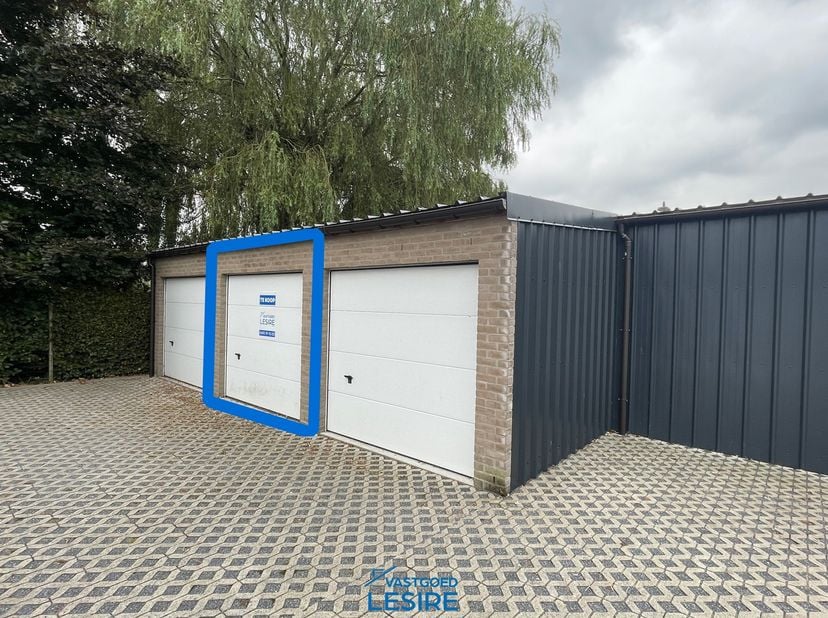 Ruime garage privé gelegen garagebox.&lt;br /&gt;
&lt;br /&gt;
 Afmetingen: diepte: ± 5,98m breedte: ± 2,74m. Netto OPP: ±16,3m² &lt;br /&gt;
&lt;br /&gt;
De gezamenlijke pri