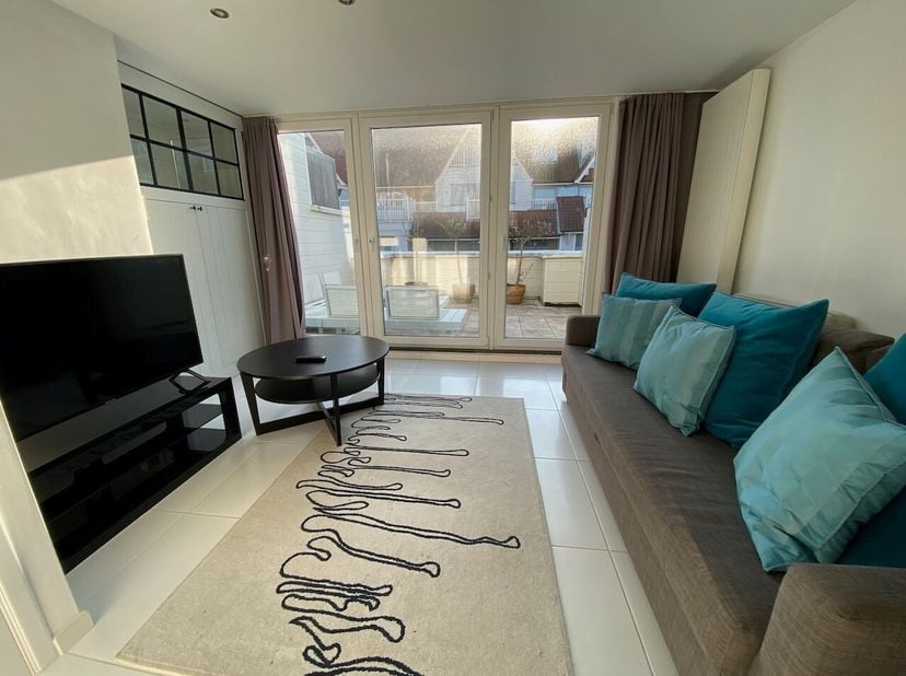 GEMEUBELD: Lichtrijke en en recent gerenoveerde penthouse met ruim zuidgericht terras van 19m2, op wandelafstand van het strand en de winkels.&lt;br /&gt;
H