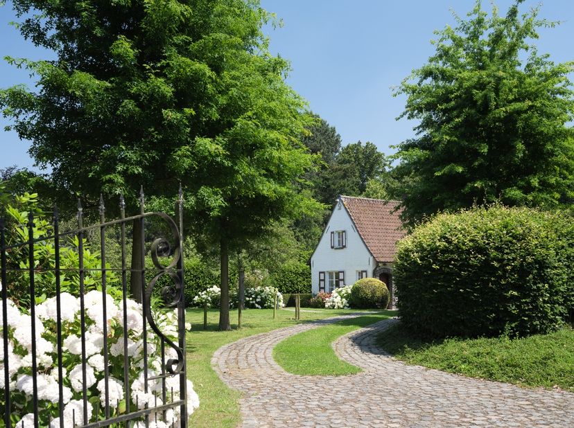 Destelbergen. Op te frissen woning in hoevestijl met aanhorigheden, gelegen op een bijzonder ruim perceel (4.783 m2) omgeven door groen.&lt;br /&gt;
&lt;br /&gt;