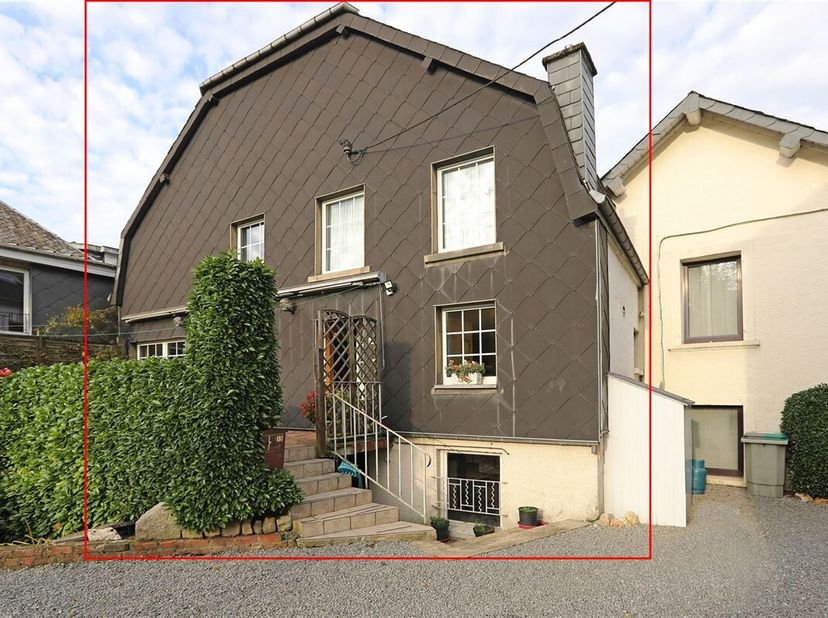 DE VERKOOPSOVEREENKOMST IS GETEKEND Stadswoning op een terrein van 217 m² gelegen in Bouillon-sur-Semois.&lt;br /&gt;
Gelijkvloers bestaat uit inkomhal 3 m²