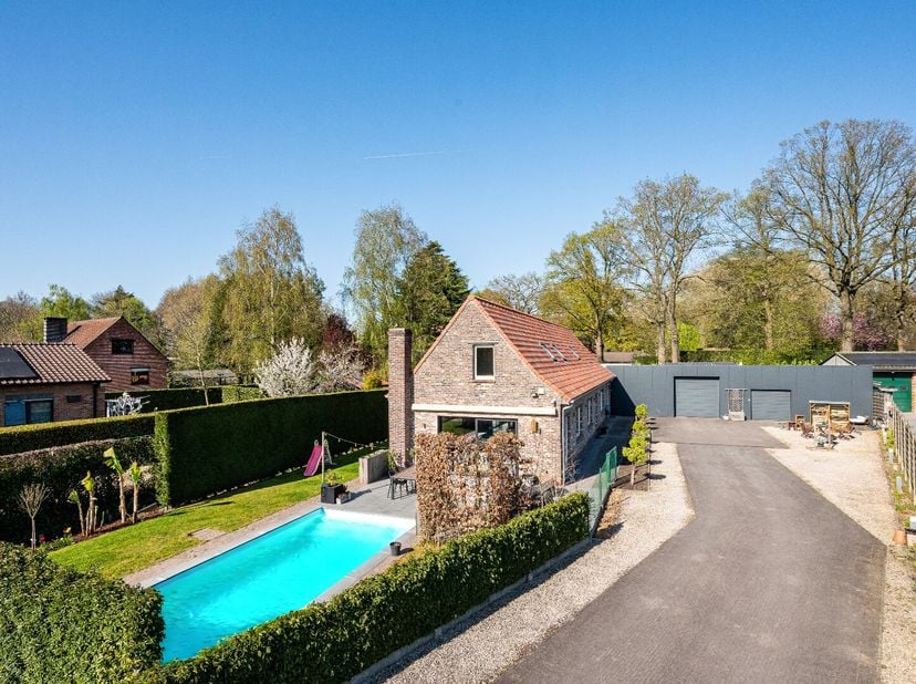 Algemeen&lt;br /&gt;
In een landelijke en rustige omgeving, in het charmante Landegem (deelgemeente van Deinze), vinden we deze gerenoveerde hoeve met verwa