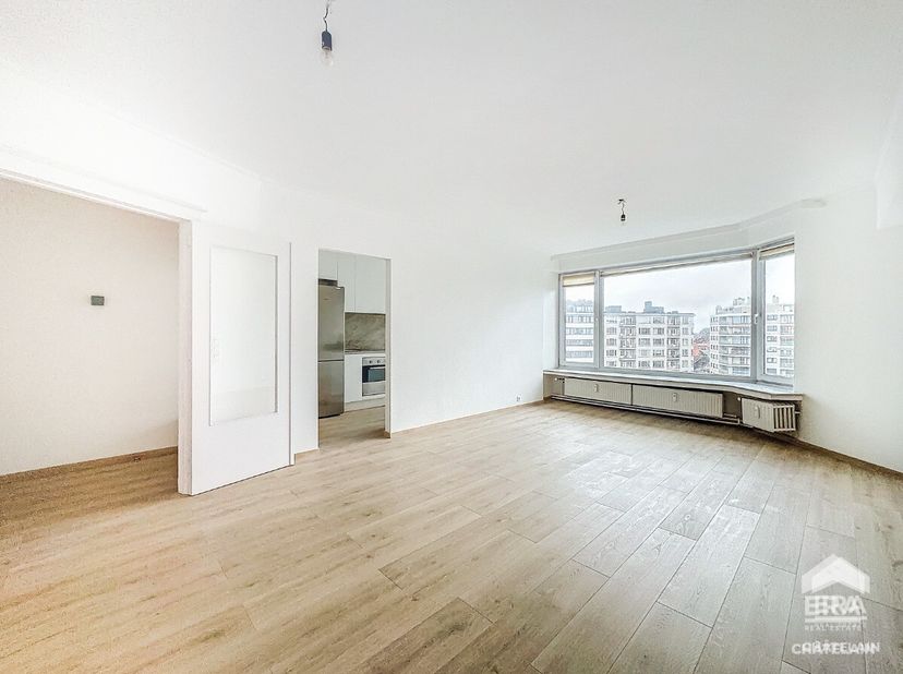 ERA Chatelain heeft het genoegen deze prachtige, volledig gerenoveerde flat te presenteren, gelegen aan de Square Marguerite in het hart van Brussel.H