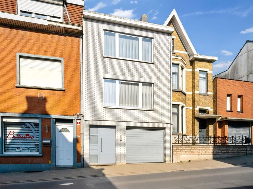Bel-étage met 2 terrassen en veel potentieel te koop in Lauwe!&lt;br /&gt;
We betreden de woning via de inkomhal met toegang tot de ruime garage en twee pra