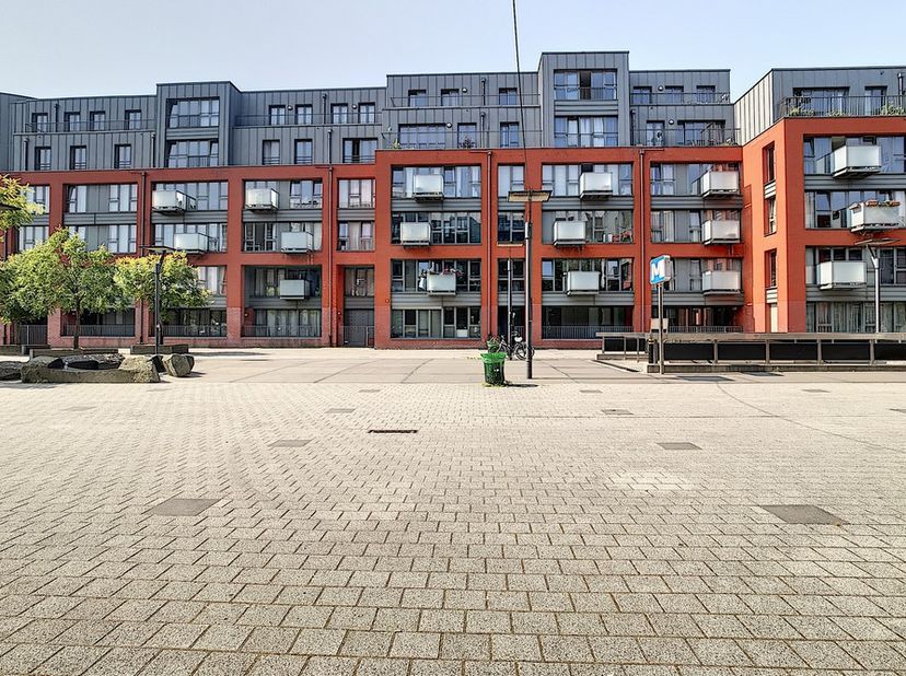 Mooi 3-slaapkamer appartement met een totale oppervlakte van 120m² te Brussel.&lt;br /&gt;
&lt;br /&gt;
3de verdieping: Inkomhal (13m²) met apart toilet, woonkame