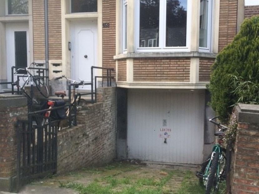 Ruime autostaanplaats / opslagplaats gelegen te Ter Rivierenlaan 159 in Deurne.&lt;br /&gt;
De staanplaats is gelegen in een gebouw met 3 appartementen.&lt;br