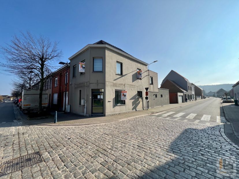 Grote Herreweg 76 te Kluisbergen&lt;br /&gt;
UNIEKE KANS! Dit hoekpand, met commerciële topligging en visibiliteit te centrum Ruien (Kluisbergen) biedt tal