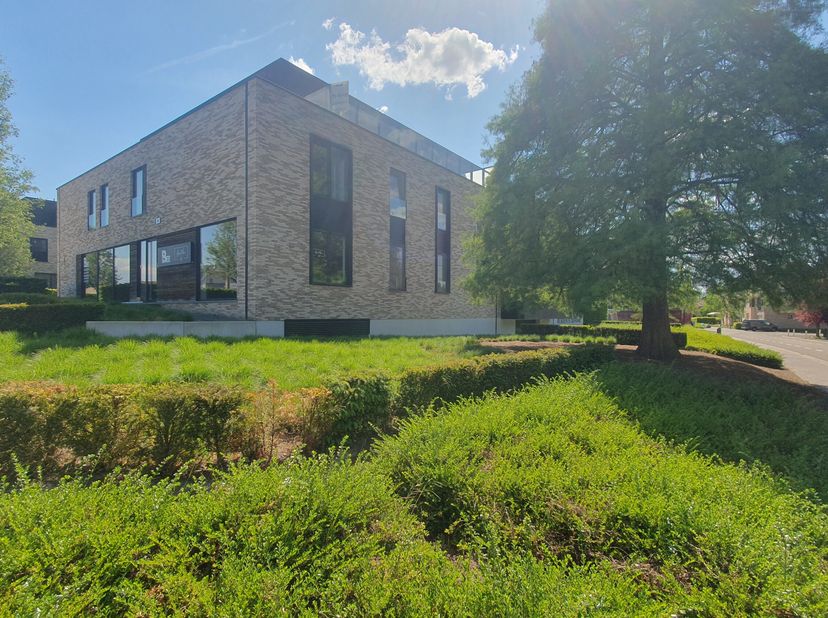 Dit mooie appartement is gelegen in hartje Schulen (Herk-de-Stad). Vanop het ruime terras heb je een mooi zicht op jouw privétuin, ideaal voor mensen