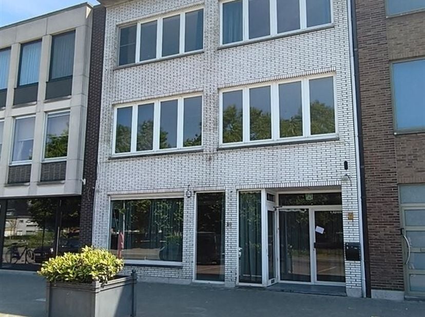 Welkom bij deze unieke commerciële kans in het hart van Sint-Niklaas! &lt;br /&gt;
Dit ruime kantoor met een bewoonbare oppervlakte van maar liefst 462m² bi