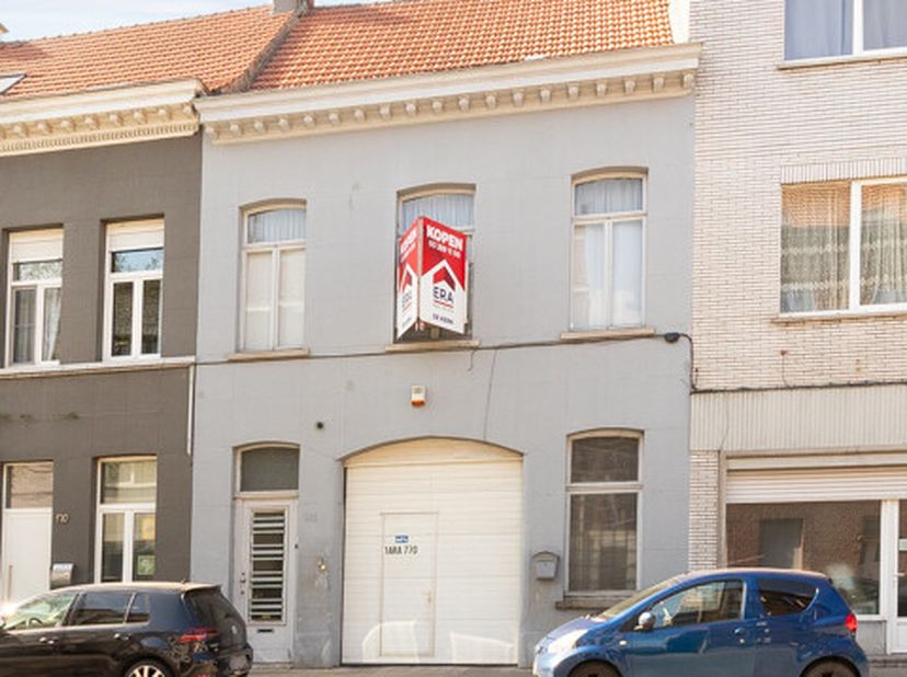 Dit centraal gelegen opbrengstgebouw biedt een veelzijdige indeling met tal van mogelijkheden. De gelijkvloerse magazijnruimte beslaat 310 m², aangevu