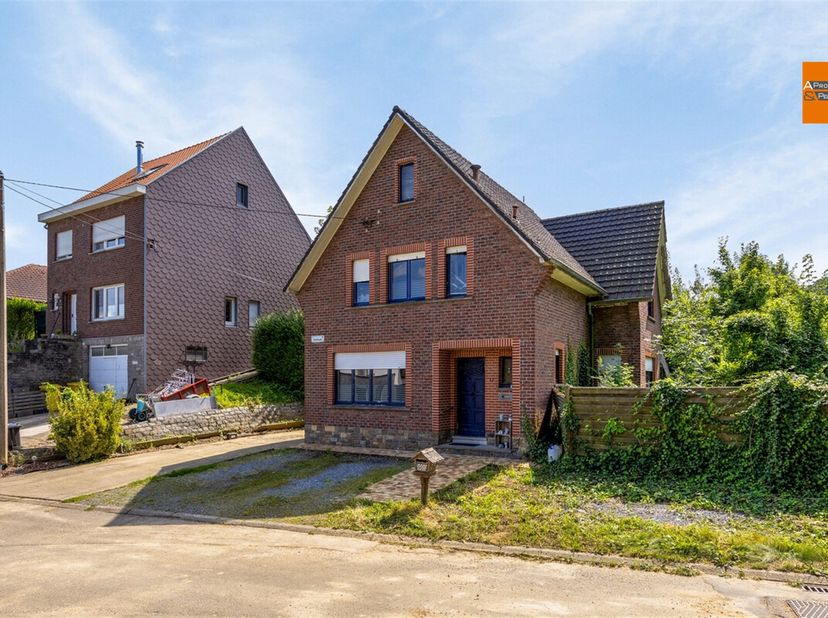 Welkom bij deze charmante woning gelegen te Leefdaal. Deze vrijstaande woning biedt een ruime bewoonbare oppervlakte van 160m² en bevindt zich op een