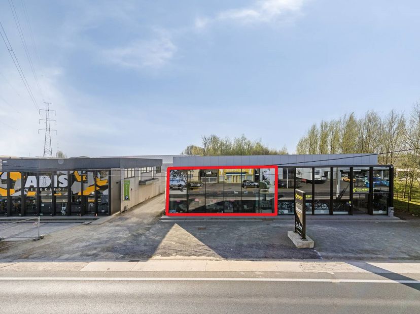 Gelegen langs de Gentsesteenweg in Harelbeke geniet dit pand van een uitstekende visibiliteit en bereikbaarheid.&lt;br /&gt;
Indeling:&lt;br /&gt;
- een winkelrui