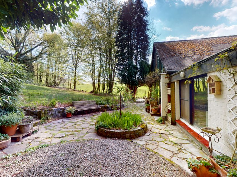 Infos et visites : Contactez Franklin - 0477 65 51 08 - franklin@bytheway.be. By the Way vous présente cette magnifique villa à rénover située à proxi