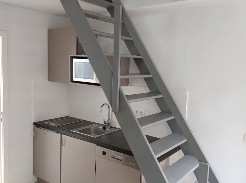 In het hart van Leuven, kan u deze gezellige stadswoning terugvinden. De woning is volledig vernieuwd met het oog op hoogwaardige, duurzame materialen
