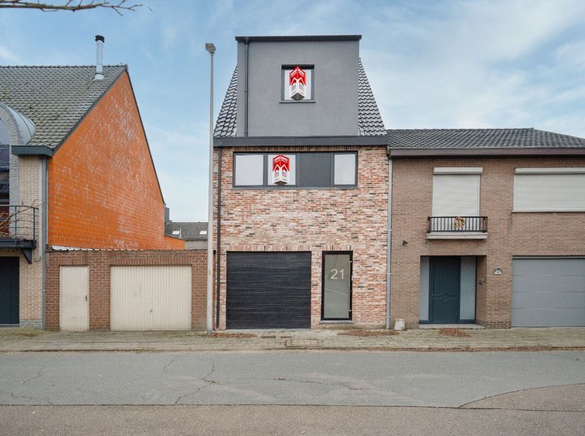 Prachtige nieuwbouw stadswoning met 4 slaapkamers in centrumDeze volledig afgewerkte nieuwbouw (2024) gezinswoning is voorzien van alle gemakken en he