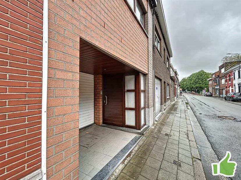Appartement DUPLEX situé à proximité du Parc de Mouscron avec 2 grandes chambres, pas de charges communes.&lt;br /&gt;
Au premier étage : lumineux séjour (