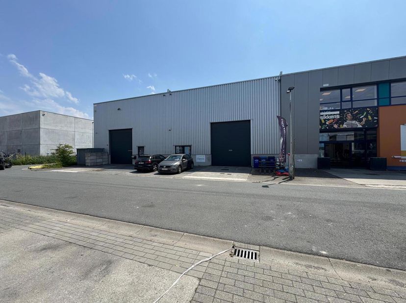 Opslagruimte te huur in Gent - Mariakerke. Het magazijn van 432 m² beschikt over een vrije hoogte van 8 meter, polybetonvloer, verlichting, sanitair,
