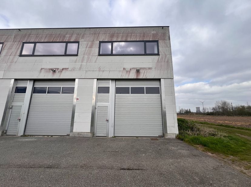 Het betreft een bedrijfsverzamelgebouw bestaande uit 8 units, gelegen in het bedrijventerrein &quot;De Nest&quot; in Evergem in een zone voor ambachtelijke bedr