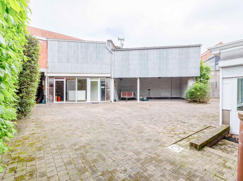 Een ruim magazijn met extra’s en uitbreidingsmogelijkheden op een goed gelegen perceel met dubbele toegang via de Grote Peperstraat én Apostelstraat.