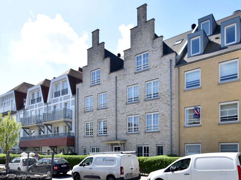 Op de 2de verdieping van de recente residentie Barfleur (bouwjaar 2016) bevindt zich dit elegant en zonnig appartement dat modern wooncomfort moeitelo