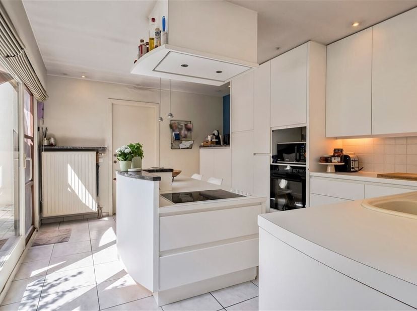 Ruime woning met praktijkruimte, magazijn en zonnig terras in het centrum van Deerlijk&lt;br /&gt;
In het hart van Deerlijk vind je deze veelzijdige woning