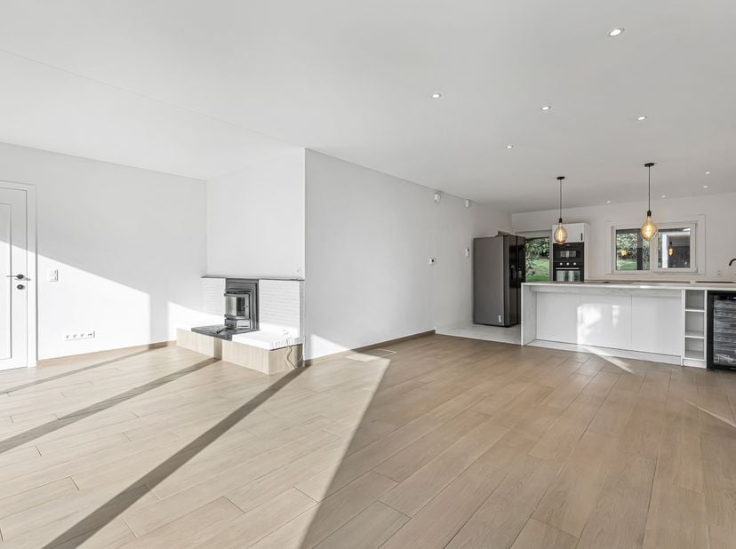 Située dans la rue Beukeboom à Lummen, à quelques pas du centre, cette maison individuelle entièrement rénovée en 2024 se trouve sur un terrain de 10a