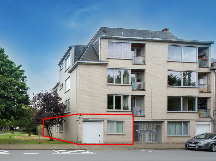Appartement lumineux au rez-de-chaussée à vendre situé le long de la rue Frère-Orbanstraat à Ostende. Grâce à cet emplacement central, vous n&#039;êtes qu&#039;