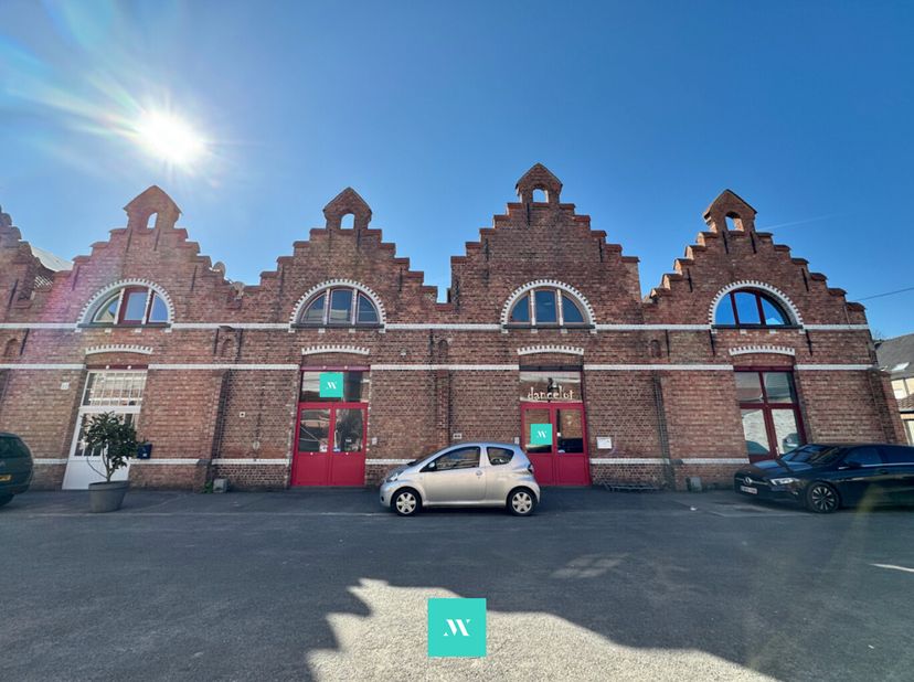 Stap binnen in een stukje Brugse geschiedenis. In de voormalige borstelfabriek van Delhaize nabij de Steenkaai wacht een uniek pand op een nieuwe invu