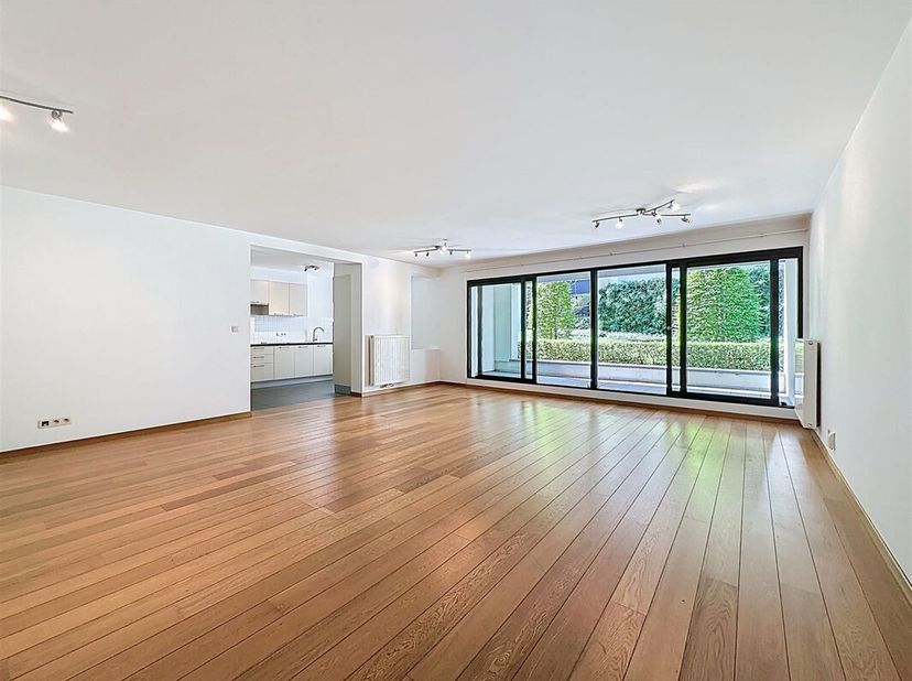 Quartier du Marais - Splendide appartement 2 chambres de +/- 110m² avec terrasse  situé au rez-de-chaussée d&#039;un immeuble de 6 étages composé comme sui